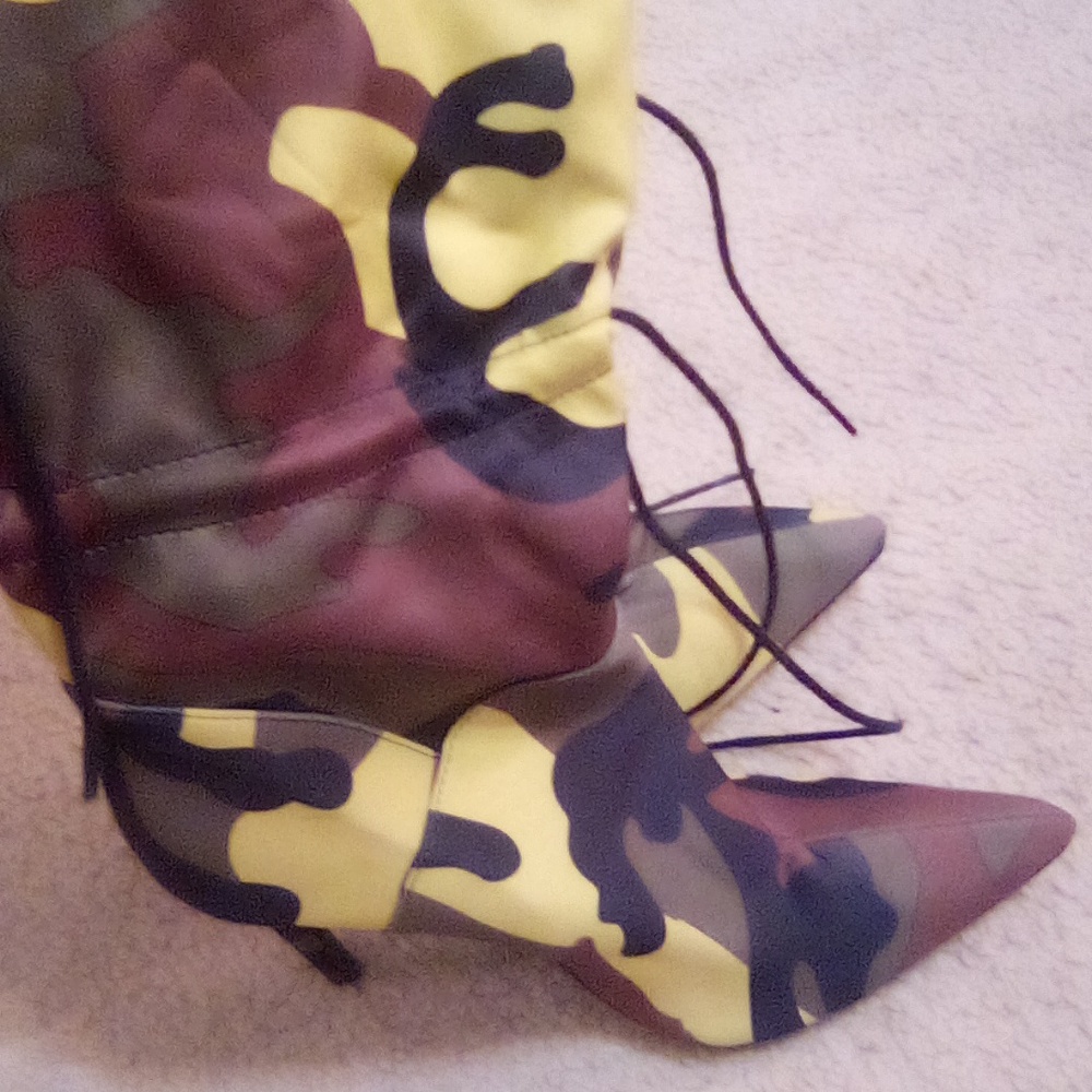 BOOTS - Picture 3 of 4